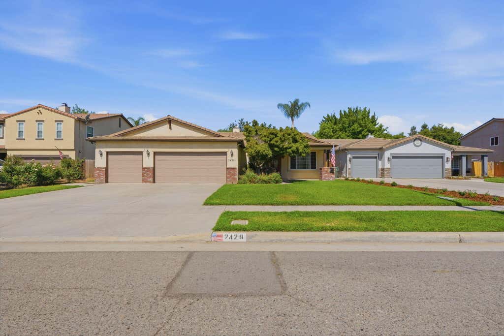 Photo of 2429 N Oak Grove Street, Visalia, CA 93291 (MLS # 242468)