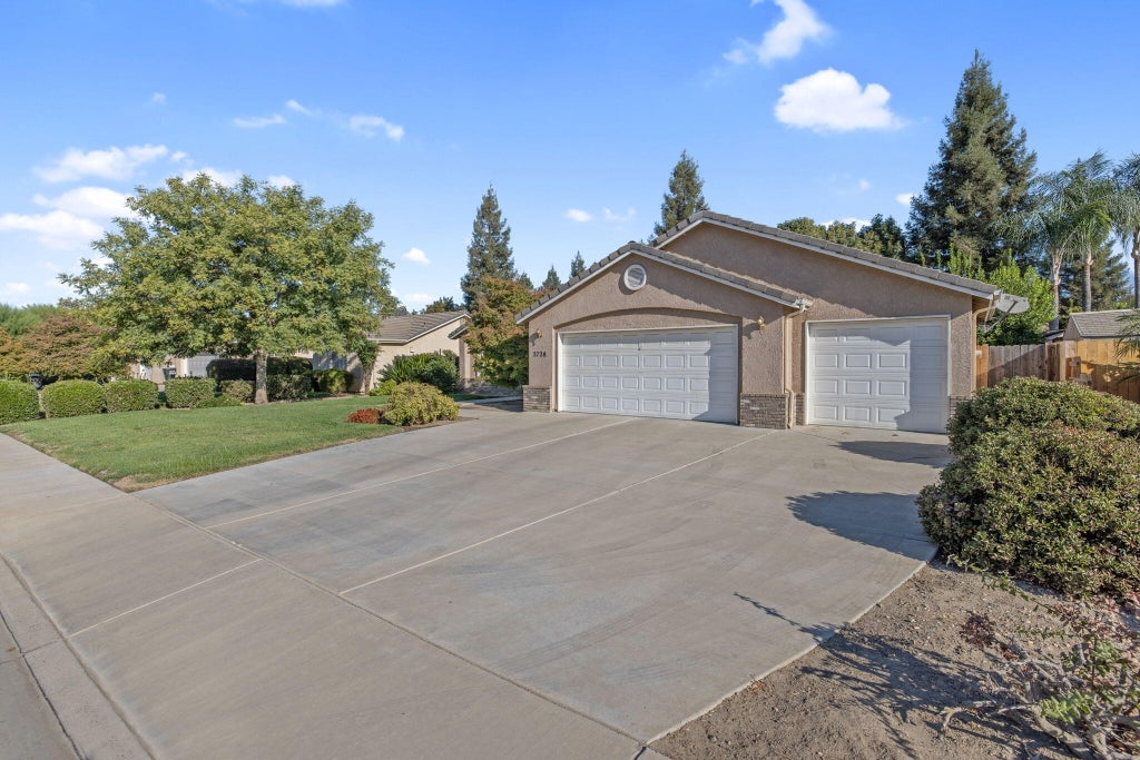 Photo of 2728 W Oakridge Avenue, Visalia, CA 93291 (MLS # 244137)