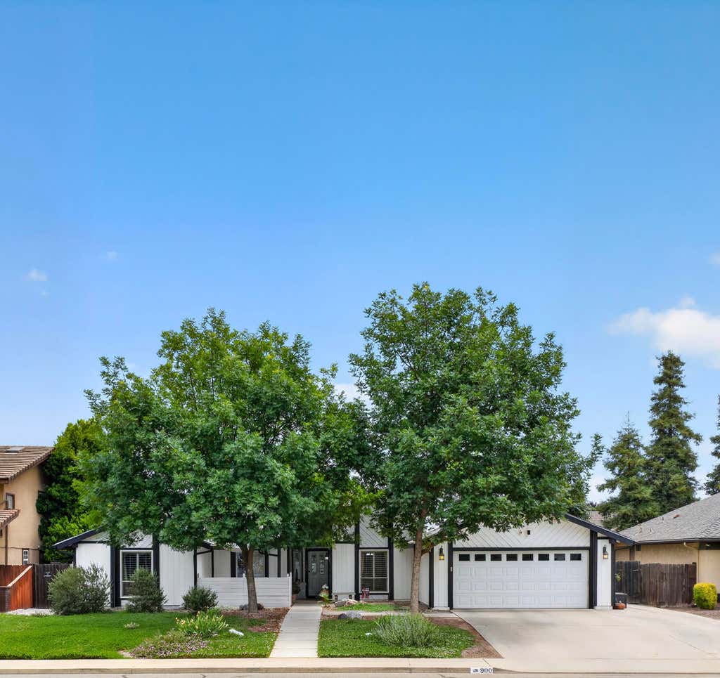 Photo of 900 N Vista Street, Visalia, CA 93292 (MLS # 241934)