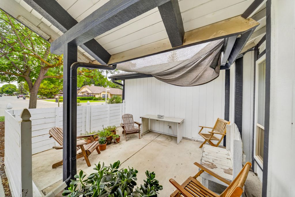 Photo of 900 N Vista Street, Visalia, CA 93292 (MLS # 241934)