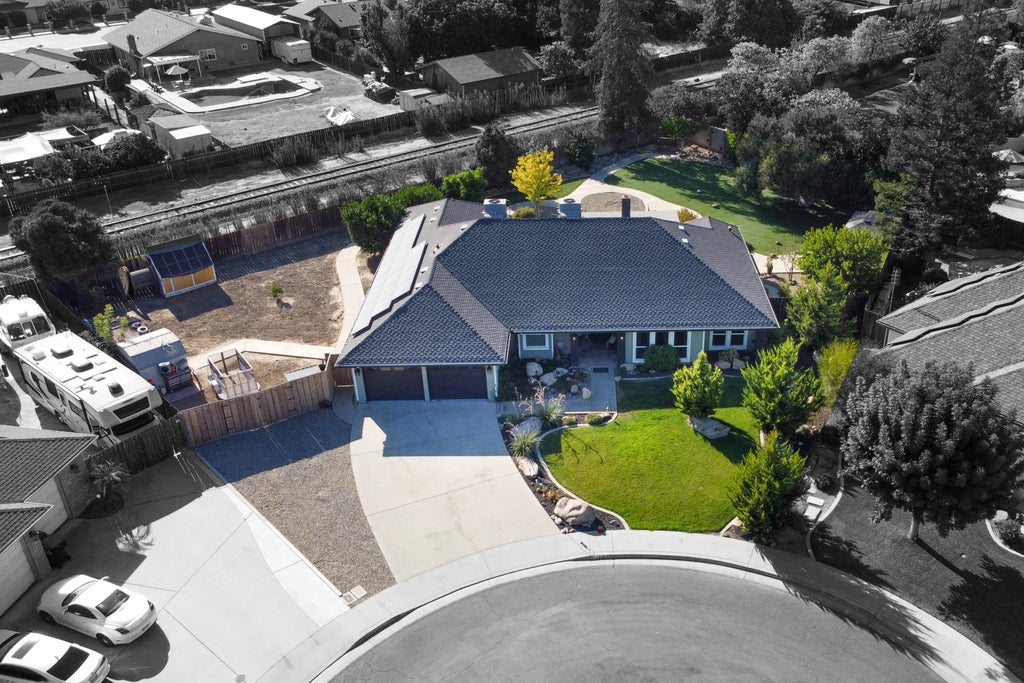 Photo of 1316 E Paradise Court, Visalia, CA 93292 (MLS # 243057)