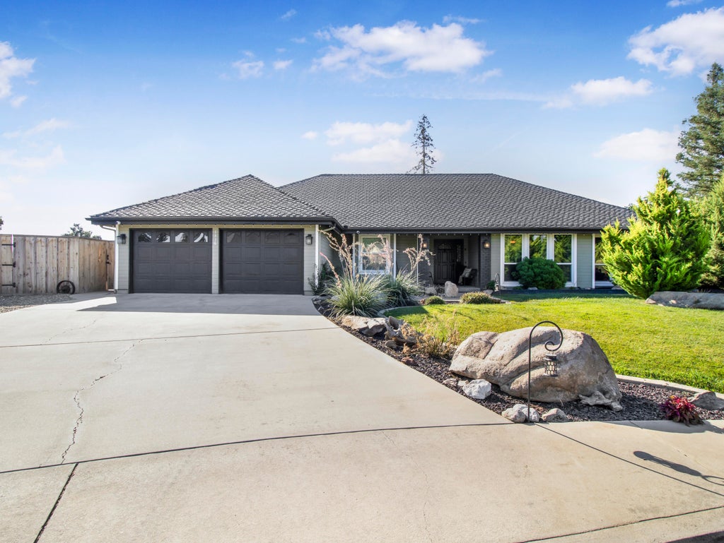 Photo of 1316 E Paradise Court, Visalia, CA 93292 (MLS # 243057)