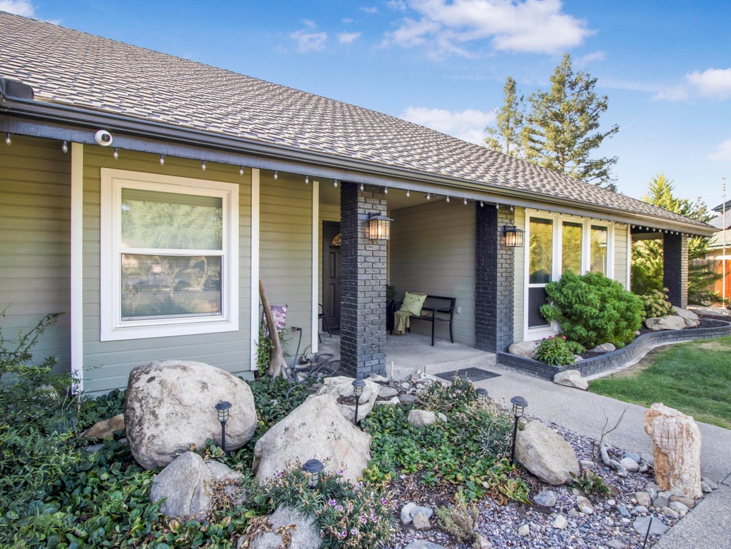 Photo of 1316 E Paradise Court, Visalia, CA 93292 (MLS # 243057)