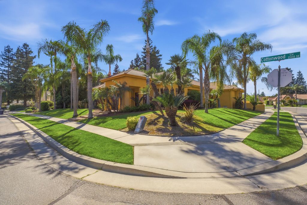 Photo of 2135 SE Cottonwood Circle, Visalia, CA 93277 (MLS # 240319)