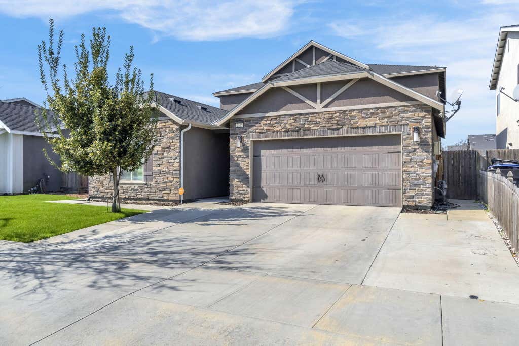 Photo of 2425 N Divisadero Street, Visalia, CA 93291 (MLS # 240768)