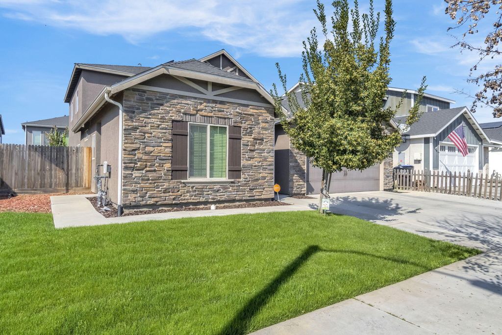 Photo of 2425 N Divisadero Street, Visalia, CA 93291 (MLS # 240768)