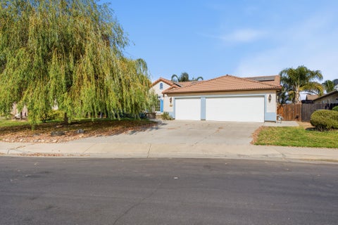 Photo of 1919 N Sonoma Court, Hanford, CA 93230 (MLS # 243452)
