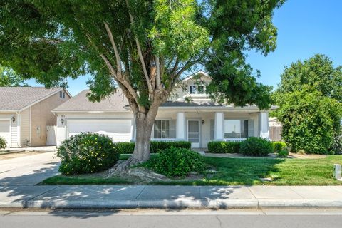 Photo of 159 W Lindquist Street, Kingsburg, CA 93631 (MLS # 241596)