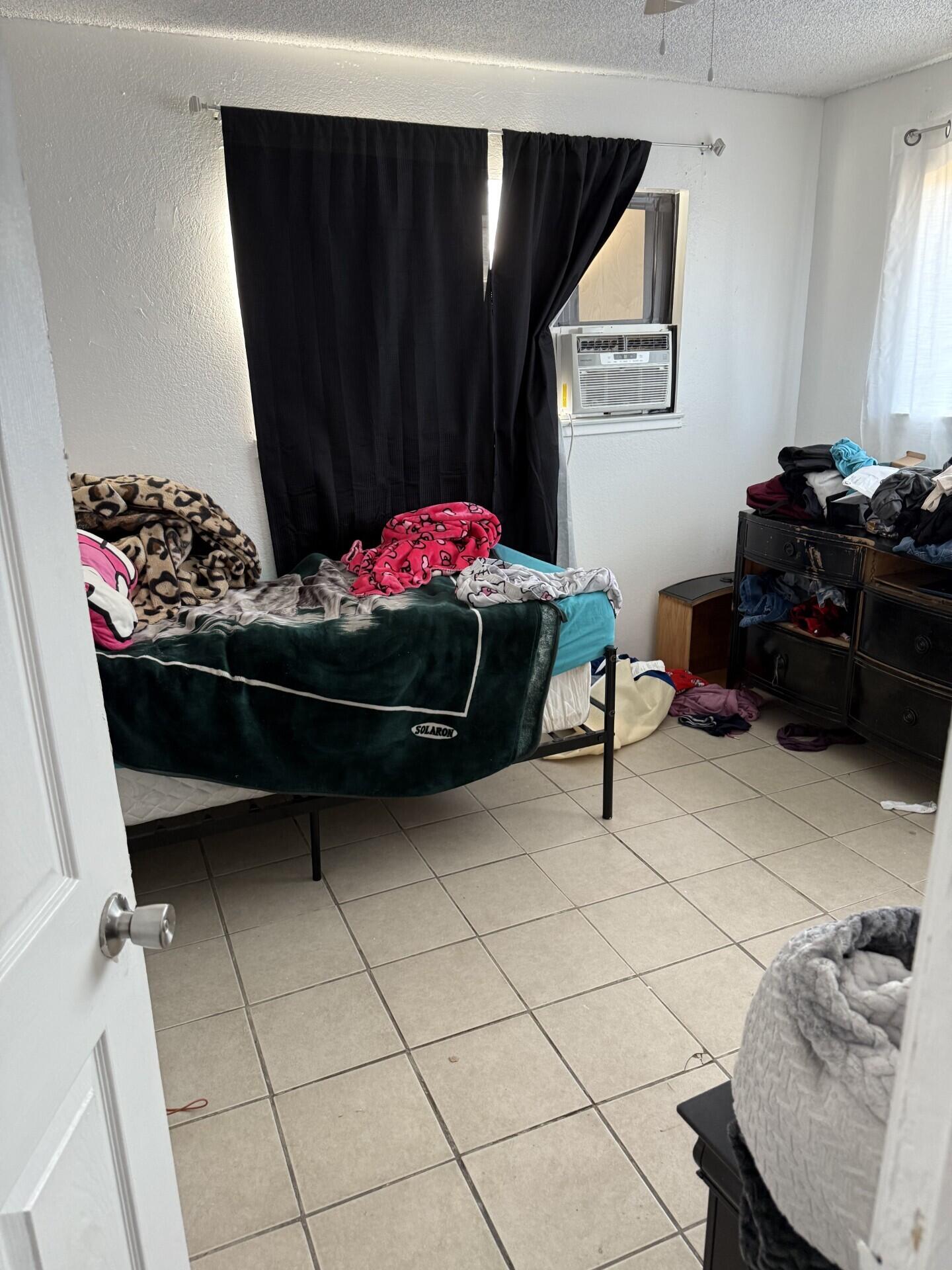 Visalia, California 93291, United States, 6 Bedrooms Bedrooms, ,3 BathroomsBathrooms,Residential,Pending,153649