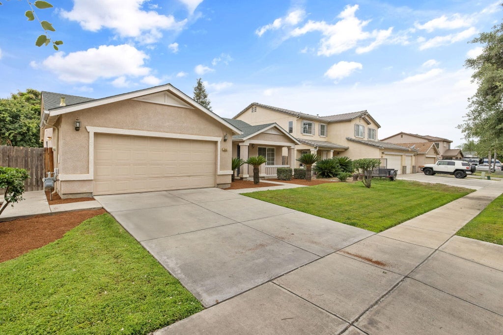 Photo of 2843 W Brooke Avenue, Visalia, CA 93291 (MLS # 241493)