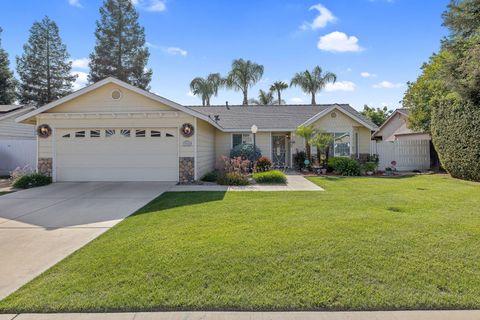 Photo of 656 Glenn View Court, Exeter, CA 93221 (MLS # 241488)