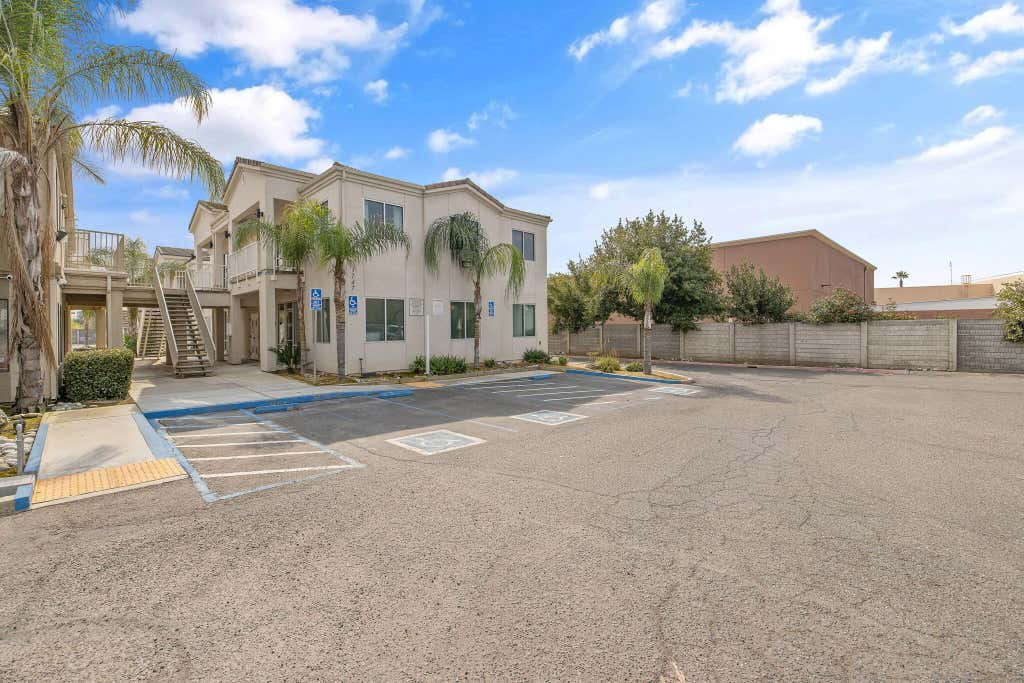 Photo of 1747 W Walnut Avenue 202 #202, Visalia, CA 93277 (MLS # 240081)