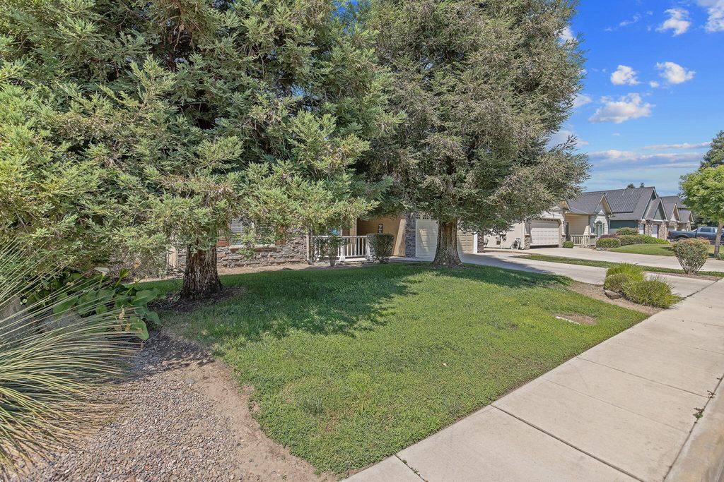 Photo of 5048 W Wren Avenue, Visalia, CA 93291 (MLS # 241638)
