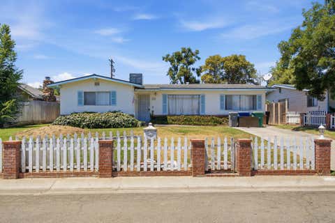 Photo of 473 N Pine Street, Woodlake, CA 93286 (MLS # 242824)