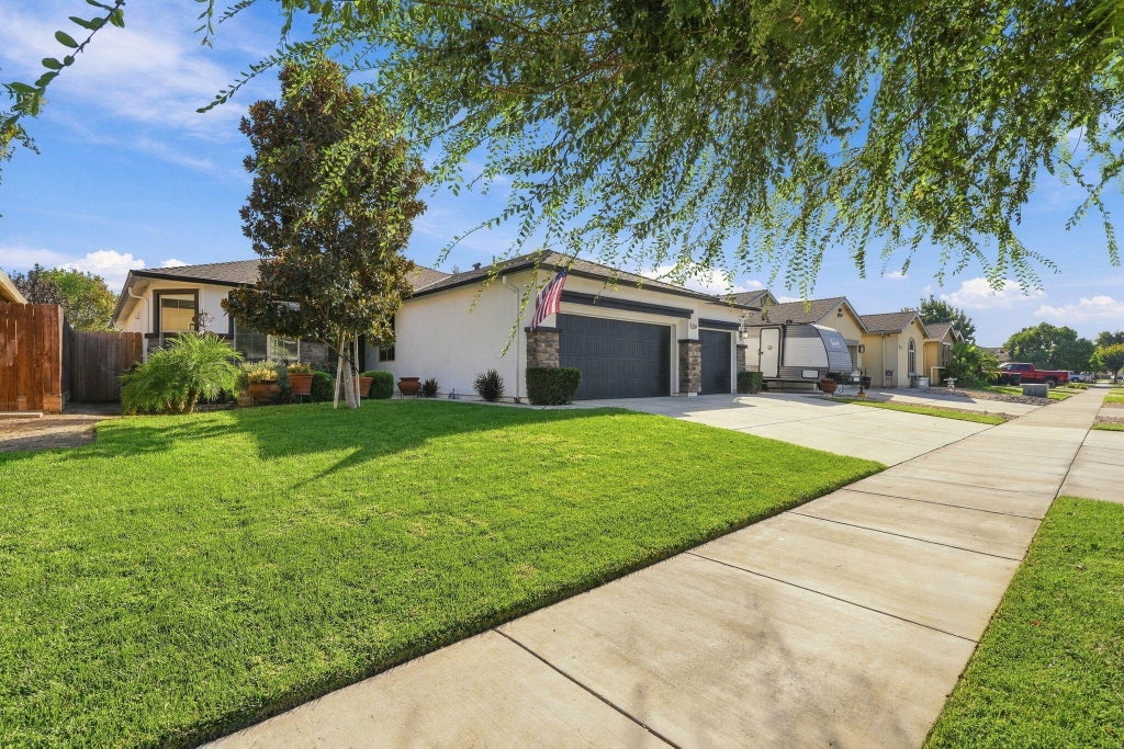 Photo of 3939 E Laura Avenue, Visalia, CA 93292 (MLS # 244400)