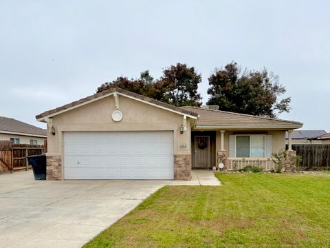 Photo of 1865 La Vida Avenue, Porterville, CA 93257 (MLS # 239685)