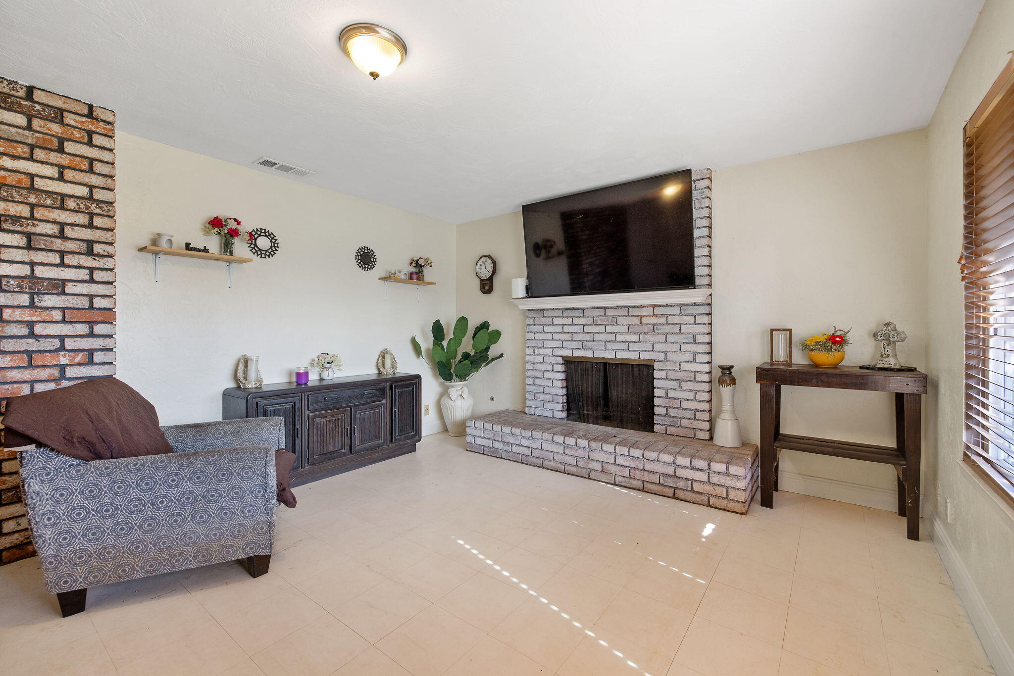 Visalia, California 93277, United States, 3 Bedrooms Bedrooms, ,2 BathroomsBathrooms,Residential,Active,247941