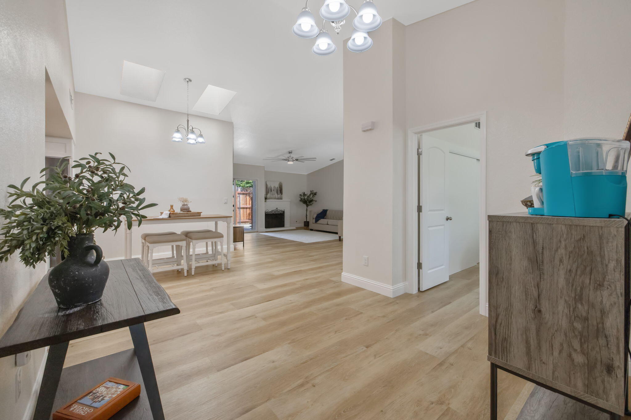 Visalia, California 93292, United States, 3 Bedrooms Bedrooms, ,2 BathroomsBathrooms,Residential,Active,191171