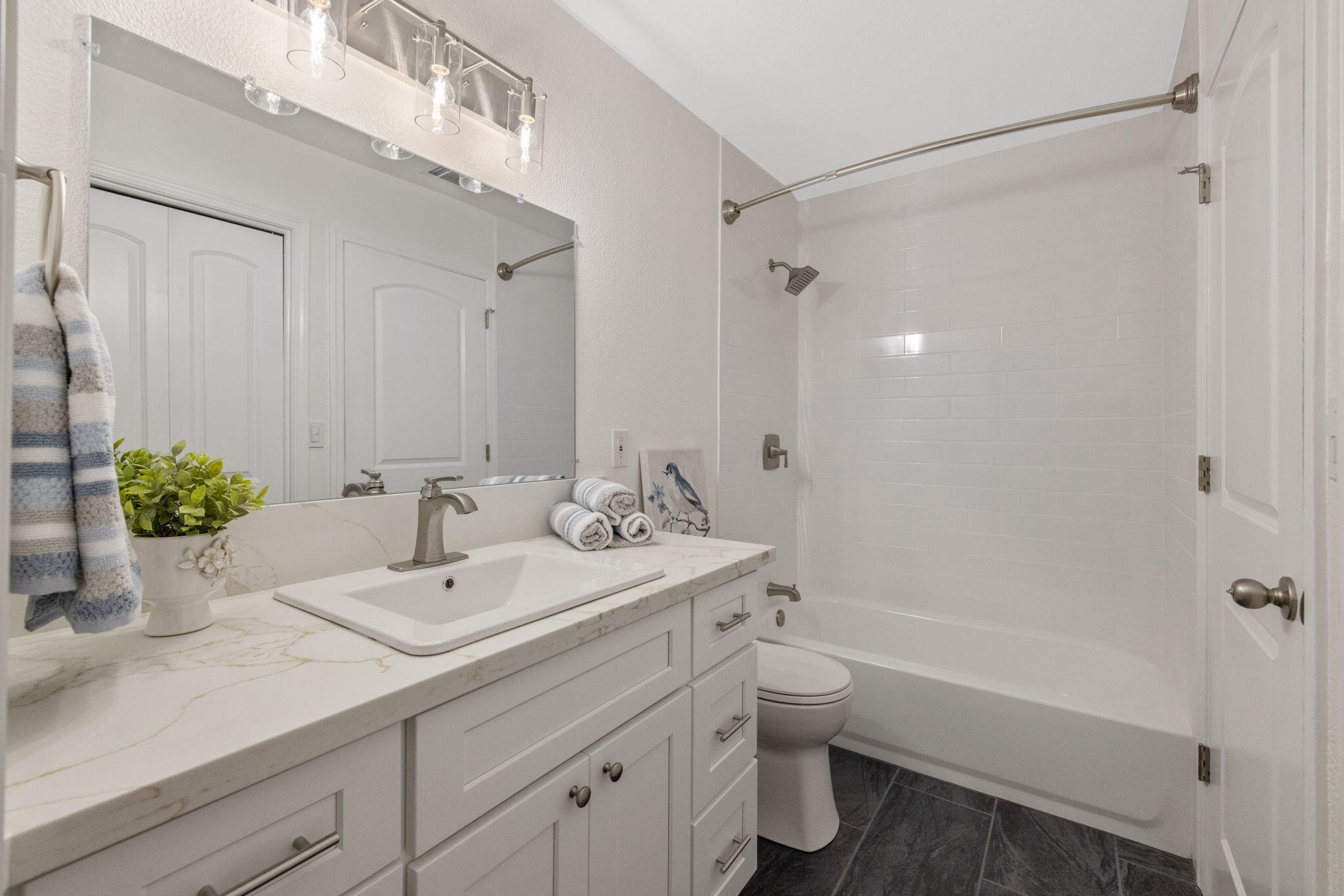 Visalia, California 93292, United States, 3 Bedrooms Bedrooms, ,2 BathroomsBathrooms,Residential,Active,191171