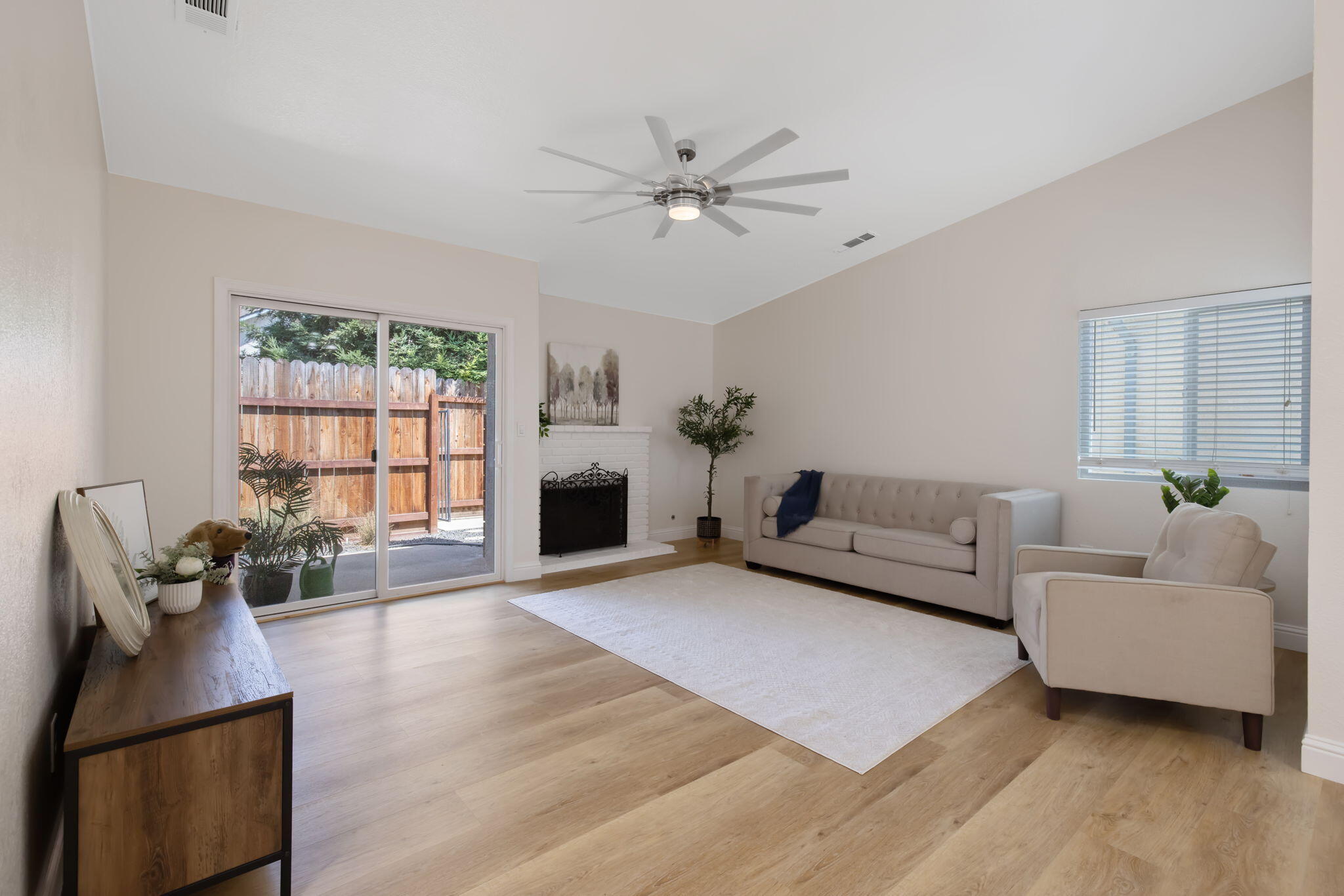 Visalia, California 93292, United States, 3 Bedrooms Bedrooms, ,2 BathroomsBathrooms,Residential,Active,191171