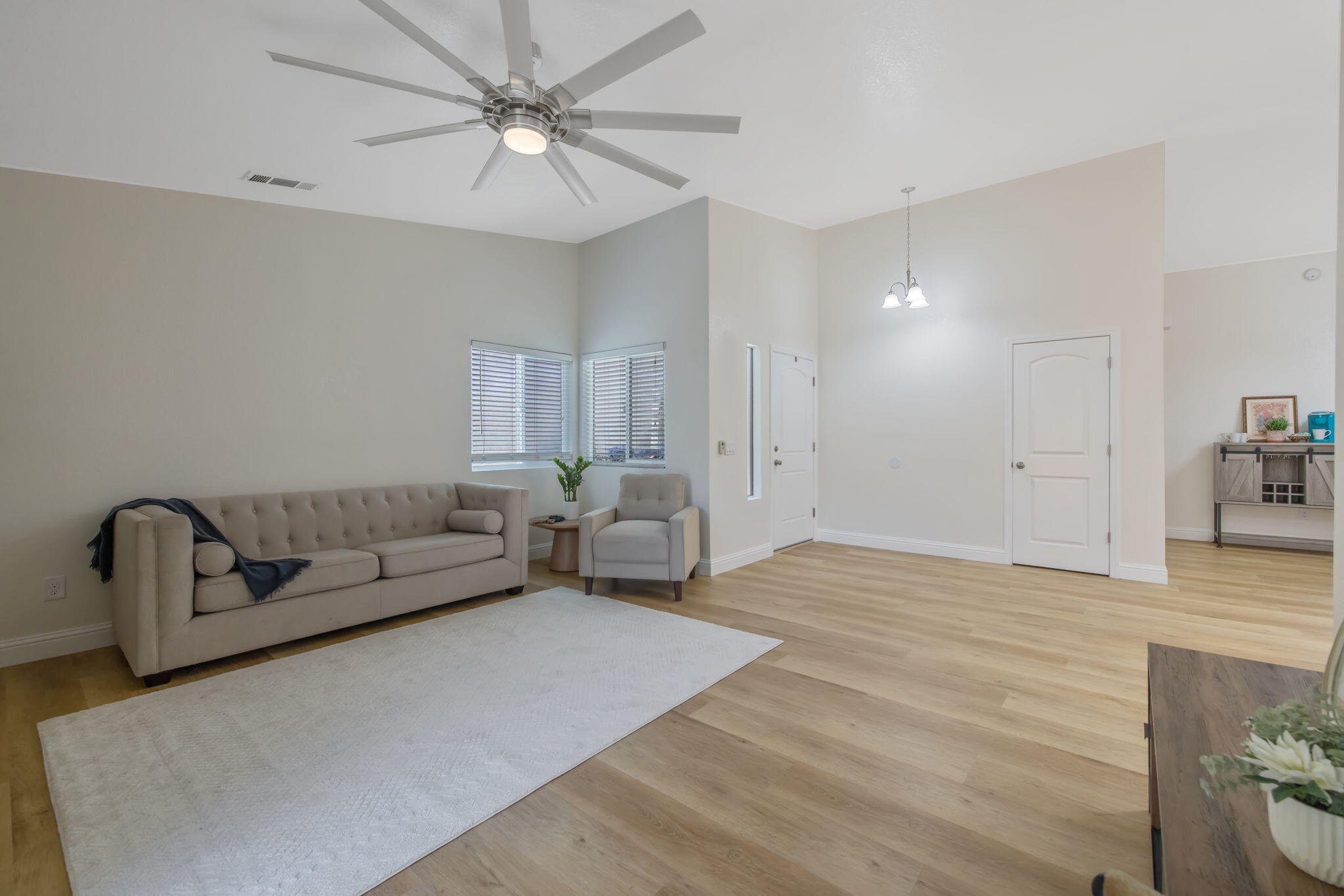 Visalia, California 93292, United States, 3 Bedrooms Bedrooms, ,2 BathroomsBathrooms,Residential,Active,191171