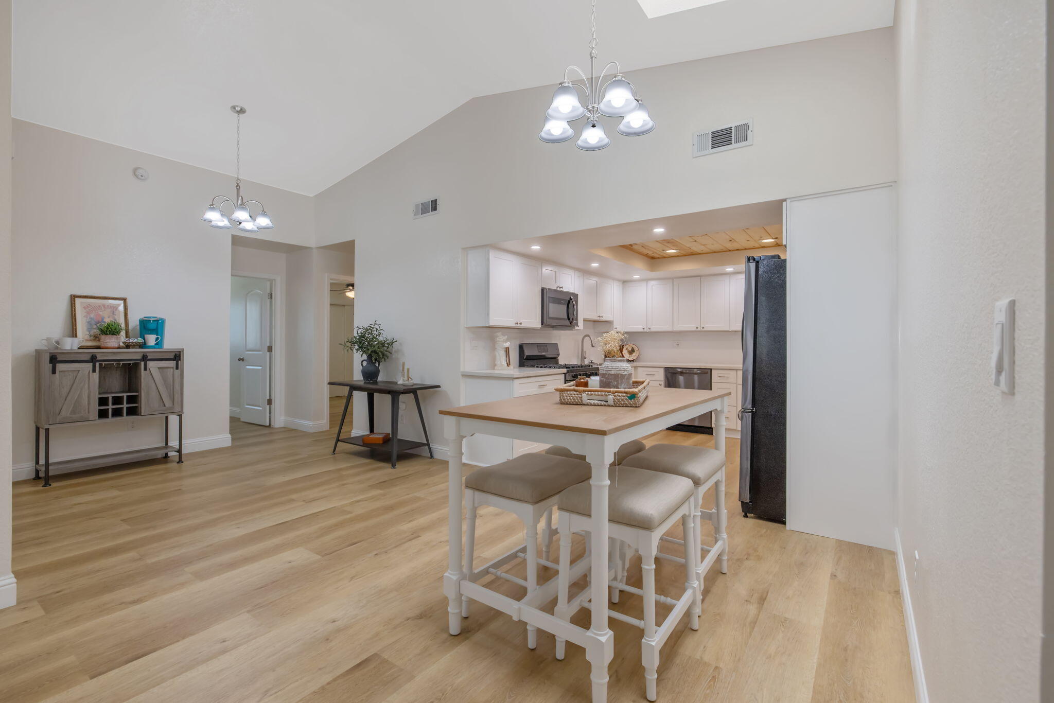 Visalia, California 93292, United States, 3 Bedrooms Bedrooms, ,2 BathroomsBathrooms,Residential,Active,191171