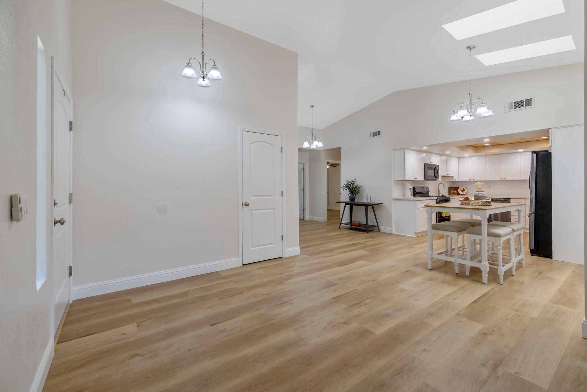 Visalia, California 93292, United States, 3 Bedrooms Bedrooms, ,2 BathroomsBathrooms,Residential,Active,191171