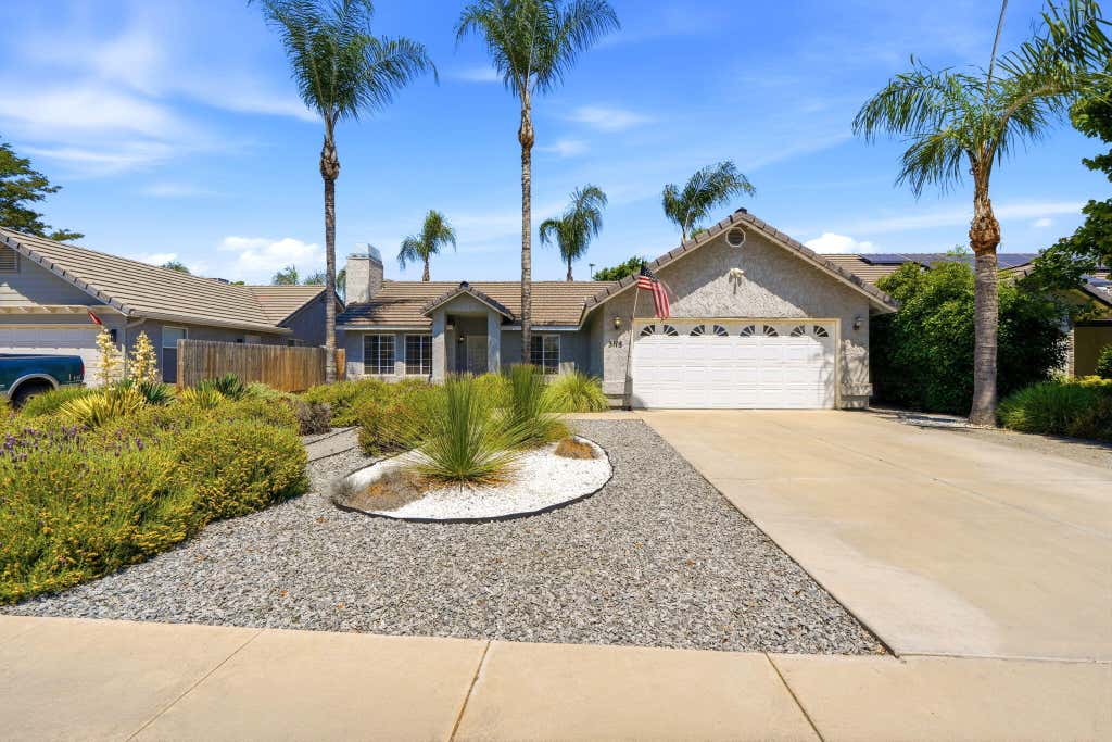 Photo of 3118 W Loyola Court, Visalia, CA 93277 (MLS # 241460)
