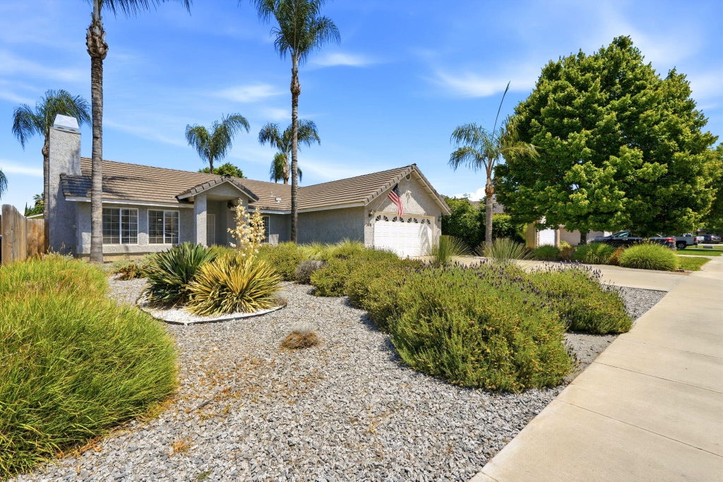Photo of 3118 W Loyola Court, Visalia, CA 93277 (MLS # 241460)