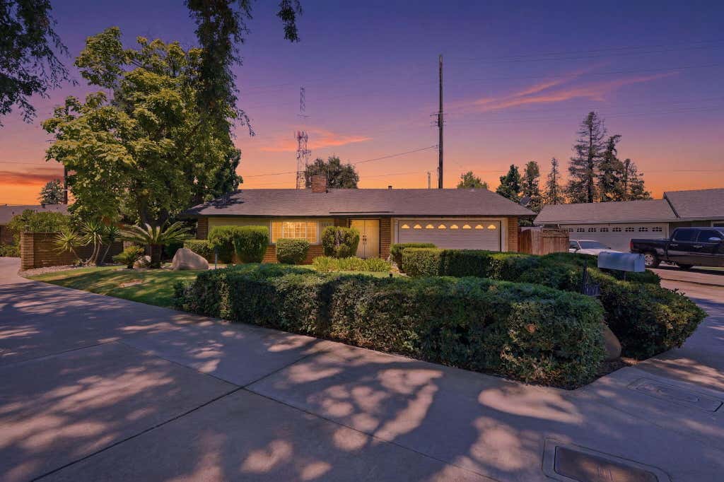 Photo of 2017 S Woodland Street, Visalia, CA 93277 (MLS # 242992)