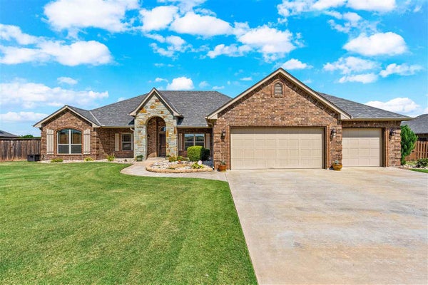 522 NW SPRING HOLLOW LN, LAWTON, OK 73505 - Image 2a79d148d3bb9488a18dbdbfd59a79d8/3900565533