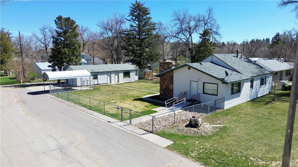 Photo of 310 W Carbon Avenue, Joliet, MT 59041 (MLS # 358661)