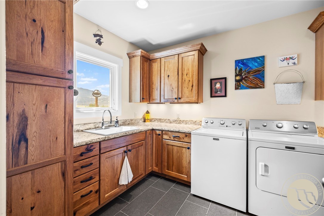 Nye, Montana 59061, United States, 5 Bedrooms Bedrooms, ,5 BathroomsBathrooms,Residential,Active,187984