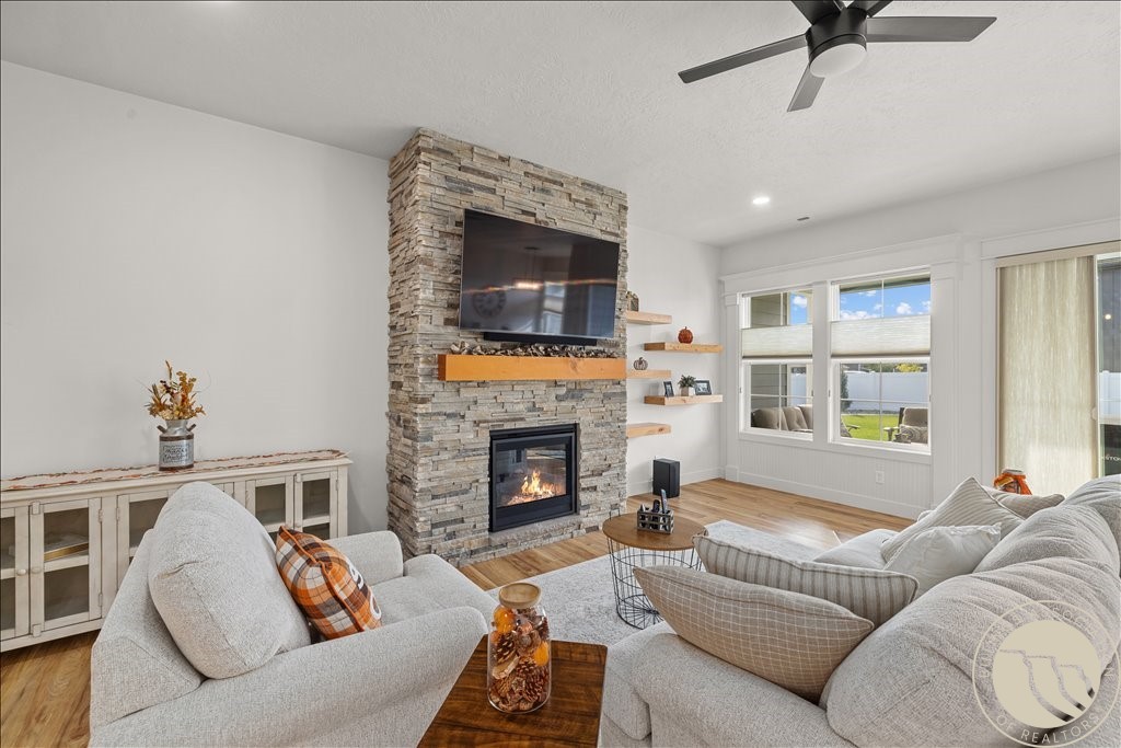1906 W Thunder Mountain Rd