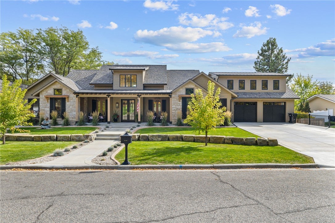 2742 Palm Drive