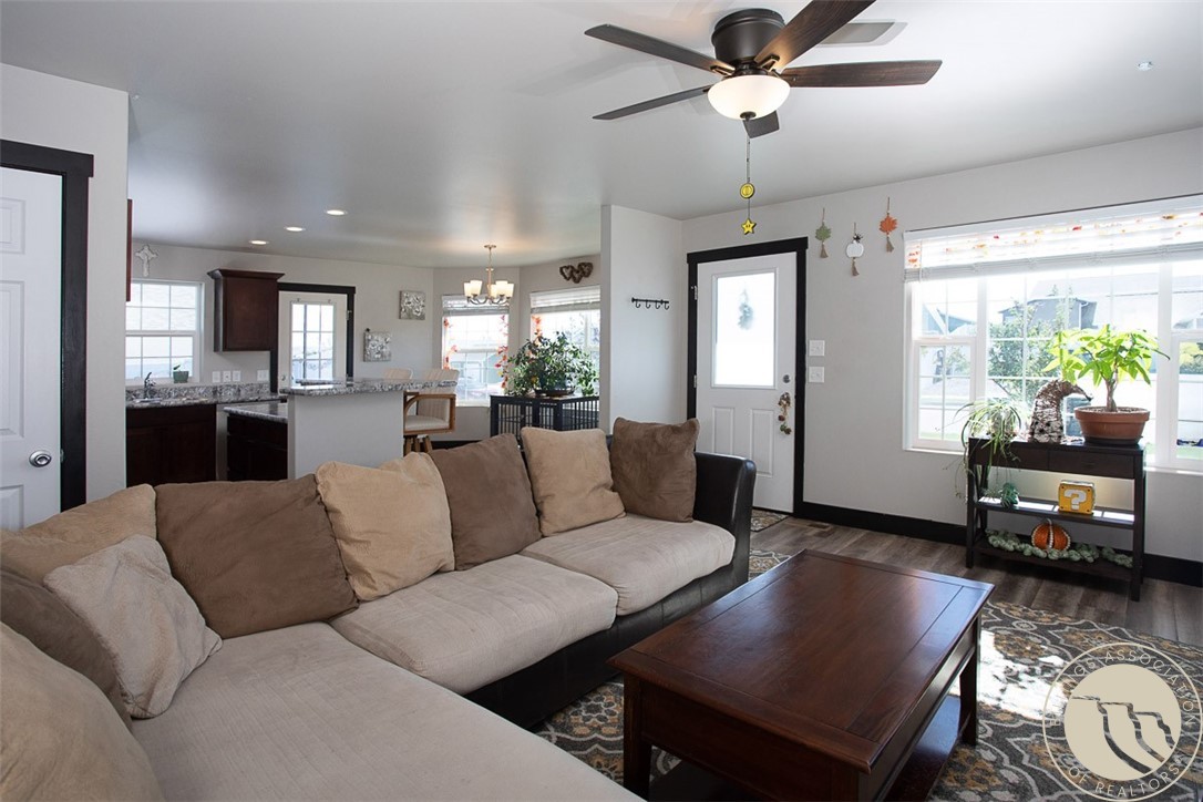 907 Presidio Lane