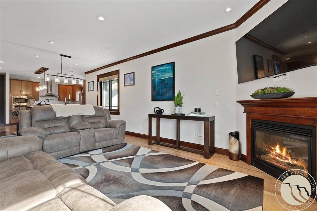 813 Avenue F