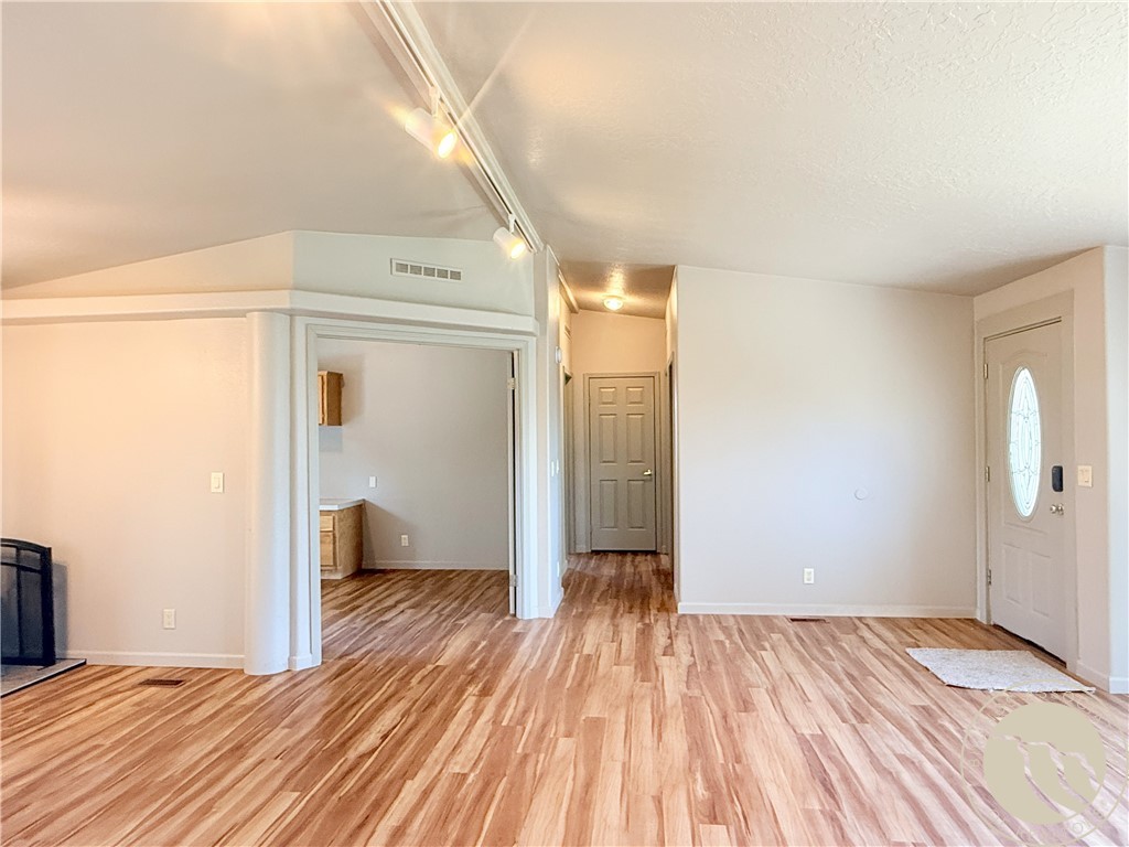 609 11 St N