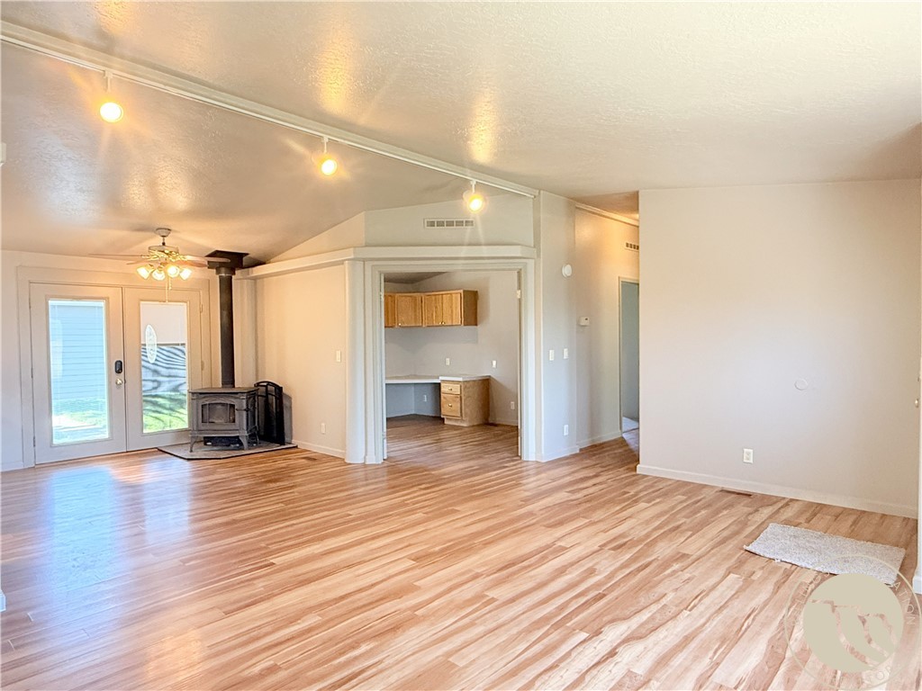 609 11 St N