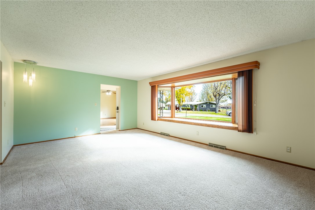 Billings, Montana 59105, United States, 4 Bedrooms Bedrooms, ,2 BathroomsBathrooms,Residential,Contingent,237191