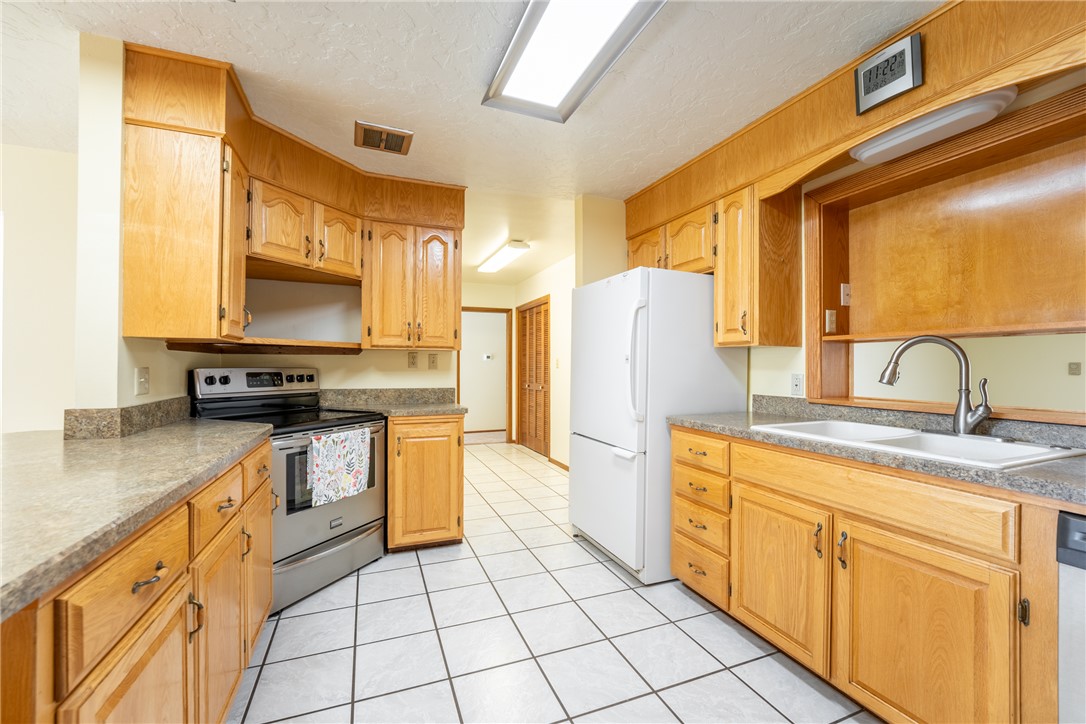 Billings, Montana 59105, United States, 4 Bedrooms Bedrooms, ,2 BathroomsBathrooms,Residential,Contingent,237191