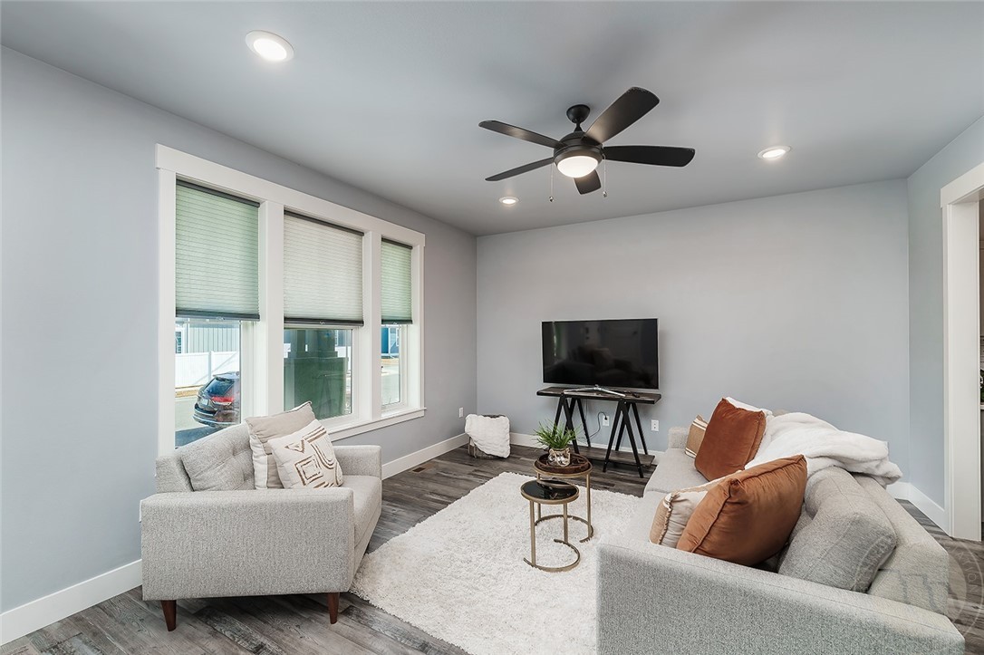 1724 Annas Garden Lane