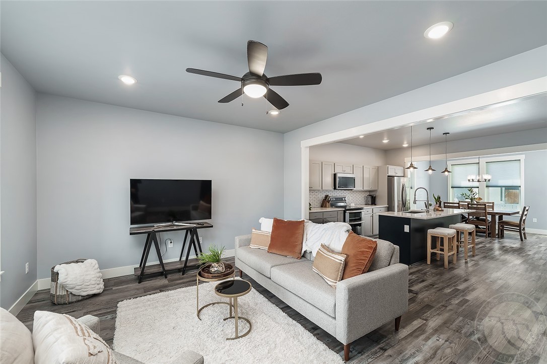 1724 Annas Garden Lane