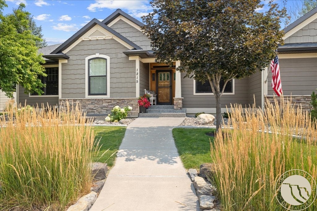 1215 Vineyard Way