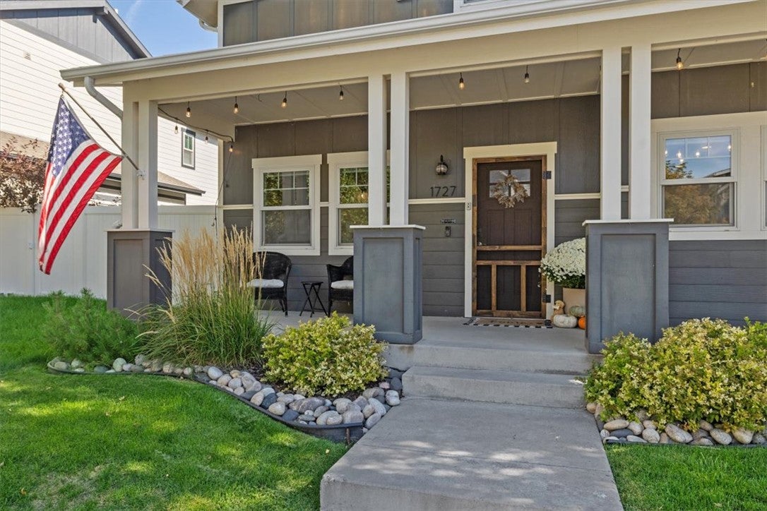 1727 Lone Pine Drive