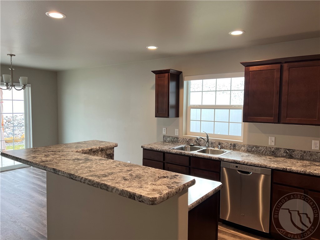 Billings, Montana 59105, United States, 3 Bedrooms Bedrooms, ,2 BathroomsBathrooms,Residential,Pending,31219