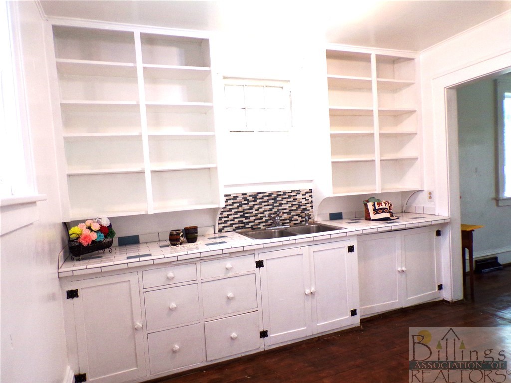 906 W First