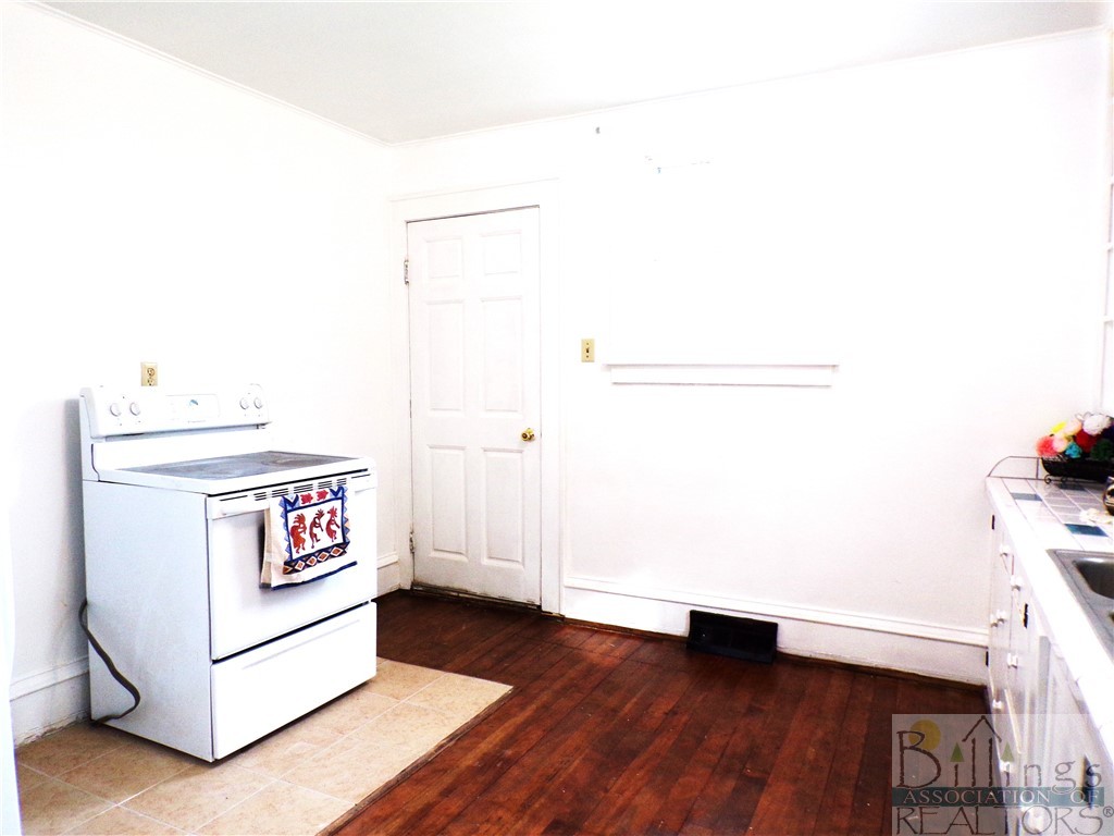906 W First