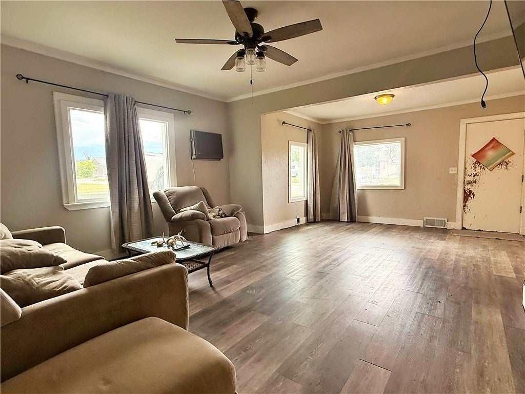 807 4th Street W