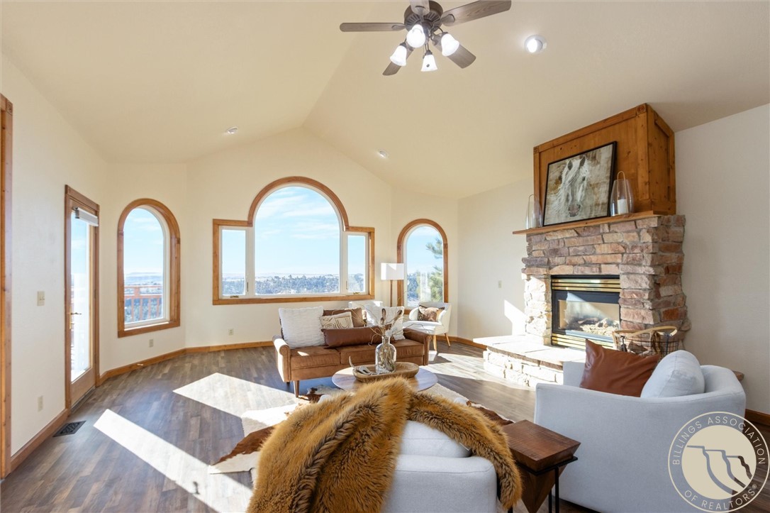 4040 Mountain View Drive S